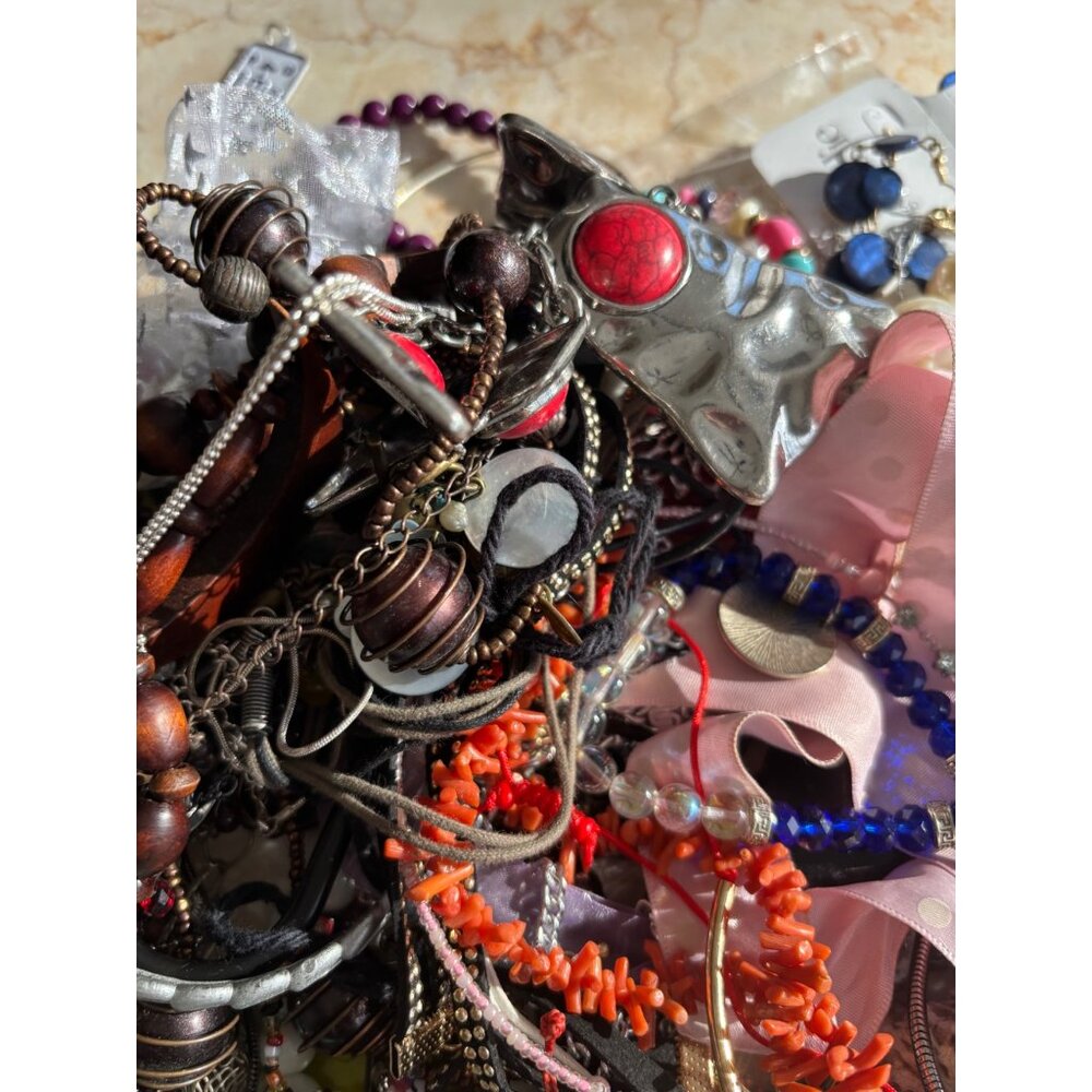 4.1 pounds Mixed Jewelry Lot With Beaded Necklaces Bracelets & Earrings Assortme - Picture 13 of 14